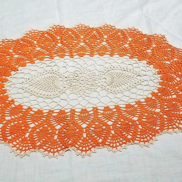 New Hand Crafted Pineapple oval doily, white and coral, 17 1/2" x 27" . - Picture 1 of 5